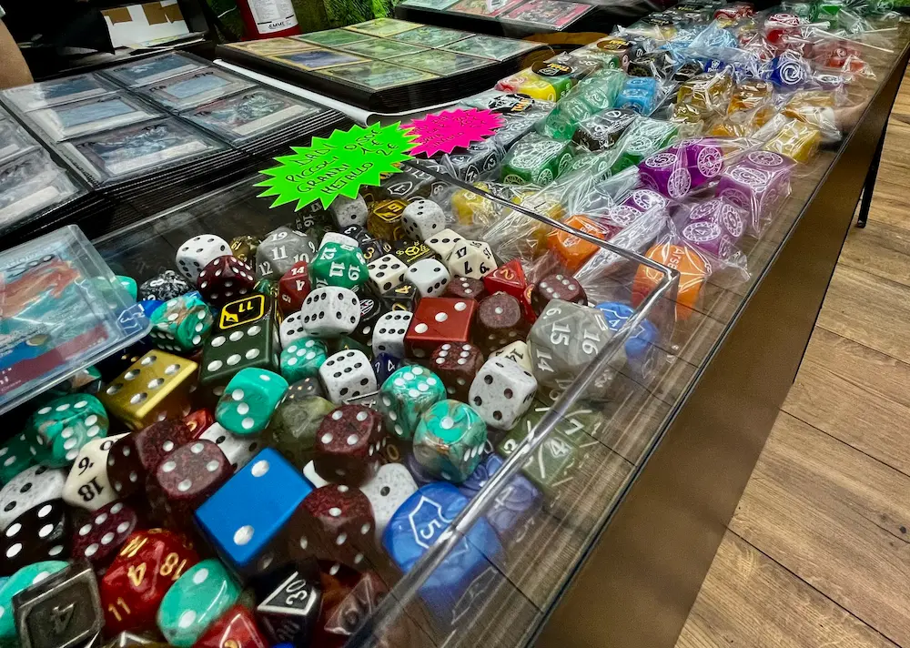 Dadi da gioco in resina e metallo esposti sul banco