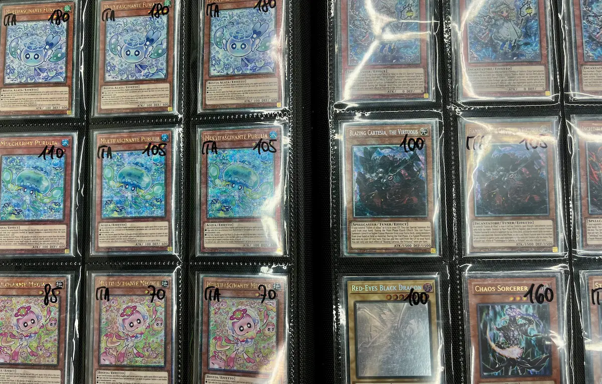 Carte rare in esposizione nella teca del negozio
