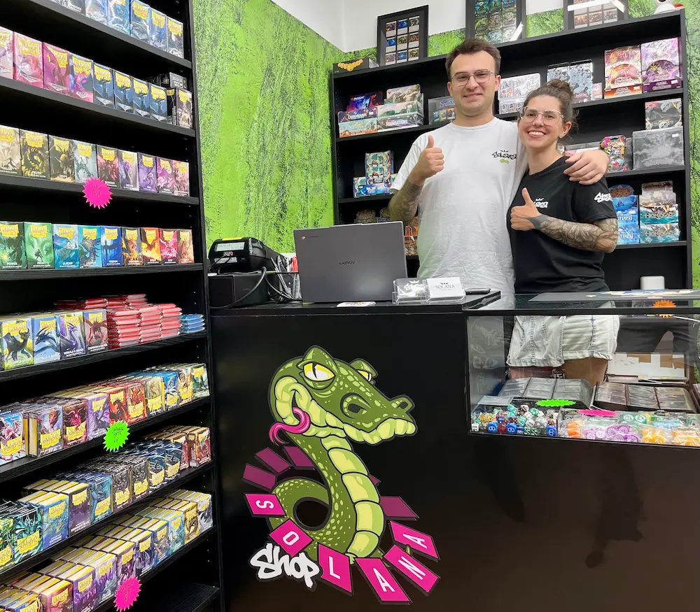Matteo e Martina, fondatori di Solana Trading e Solana Shop, nel negozio fisico di Trieste