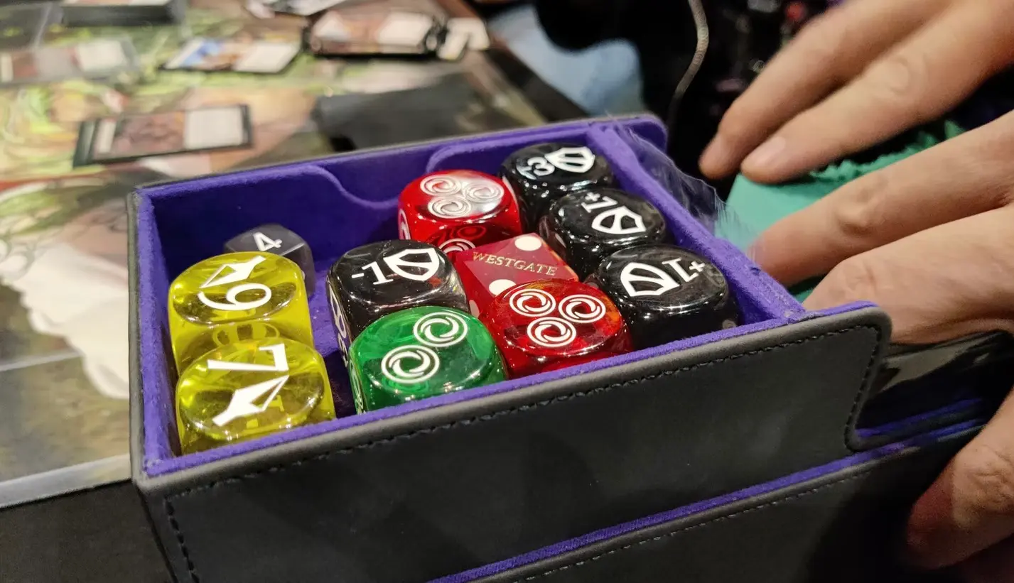 Selezione di dadi da gioco disponibili presso Solana Trading