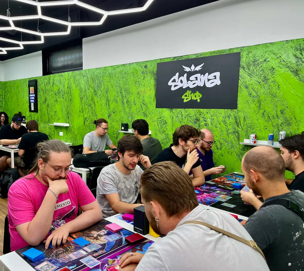 Giocatori durante un torneo in negozio a Trieste