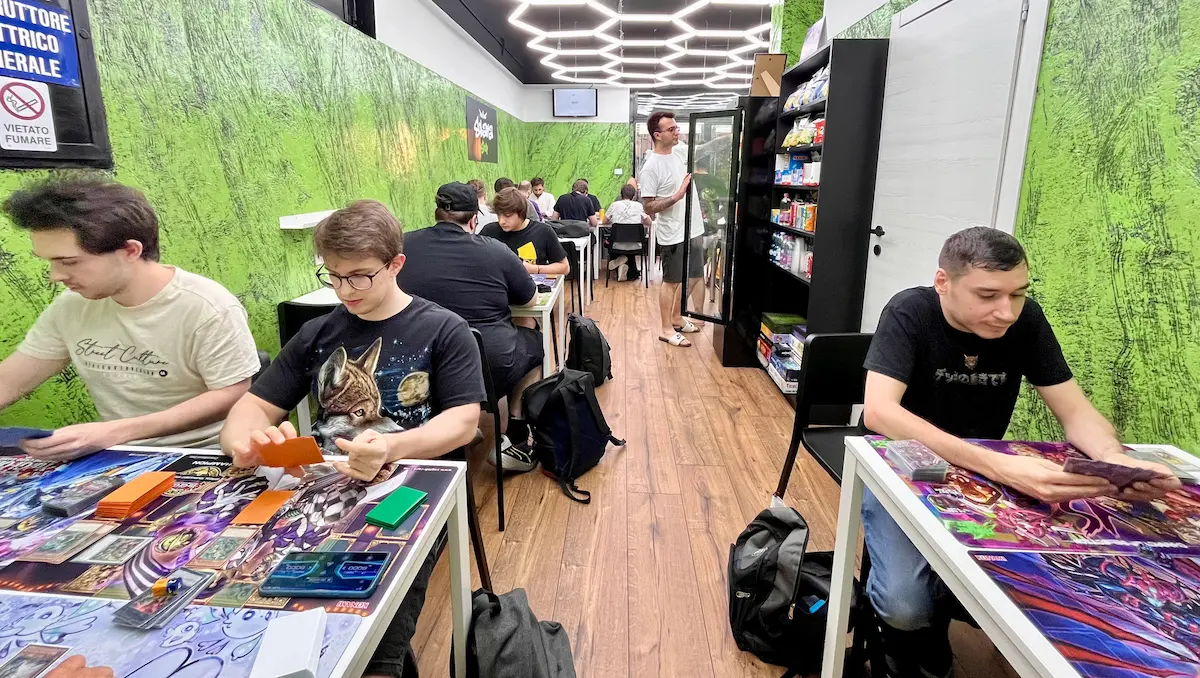 Espositore con sleeve, playmat e accessori TCG